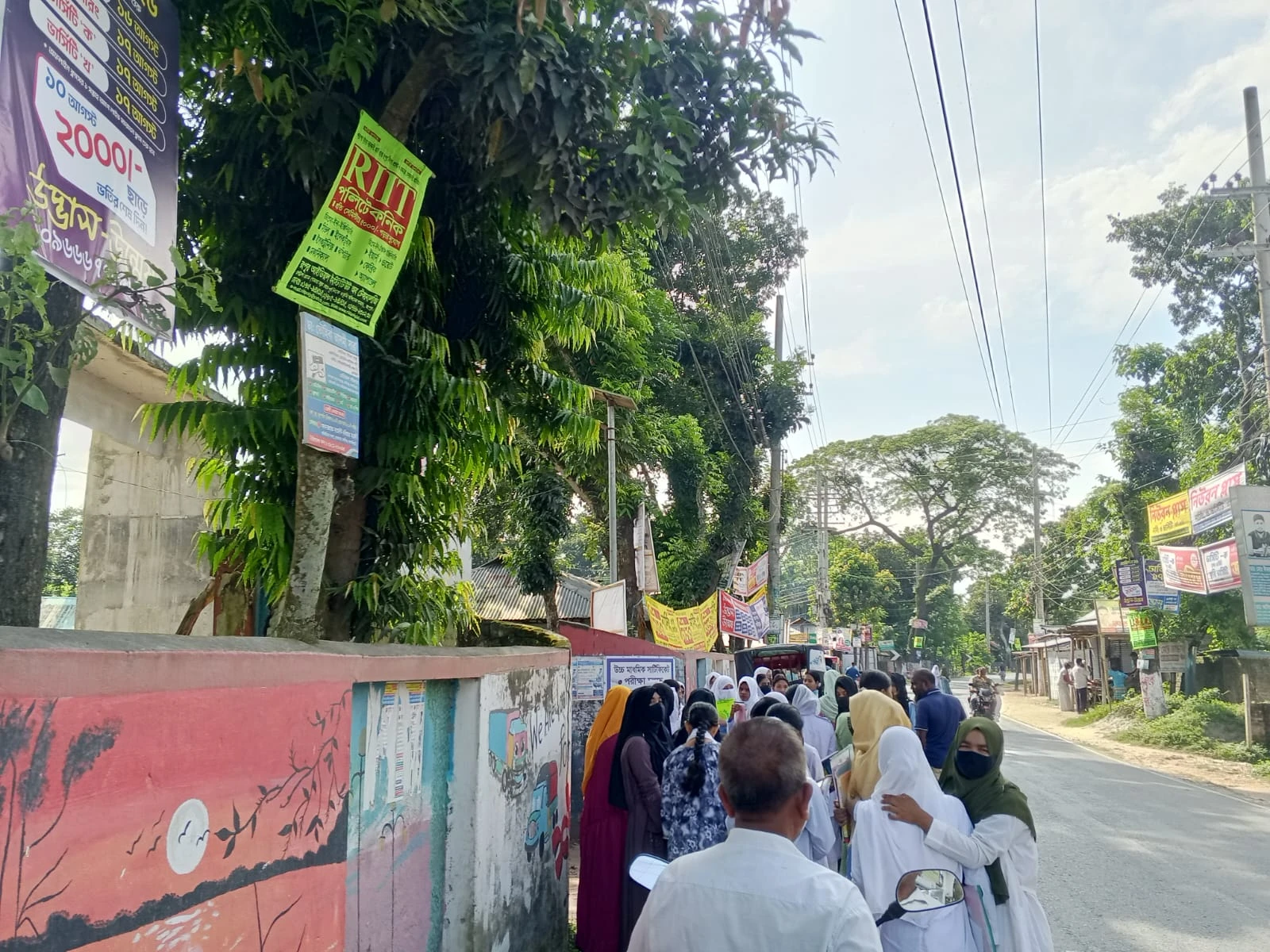 আজ পরীক্ষা’—প্রস্তুতি নিয়ে কেন্দ্রে এসে হতাশ পরীক্ষার্থীরা