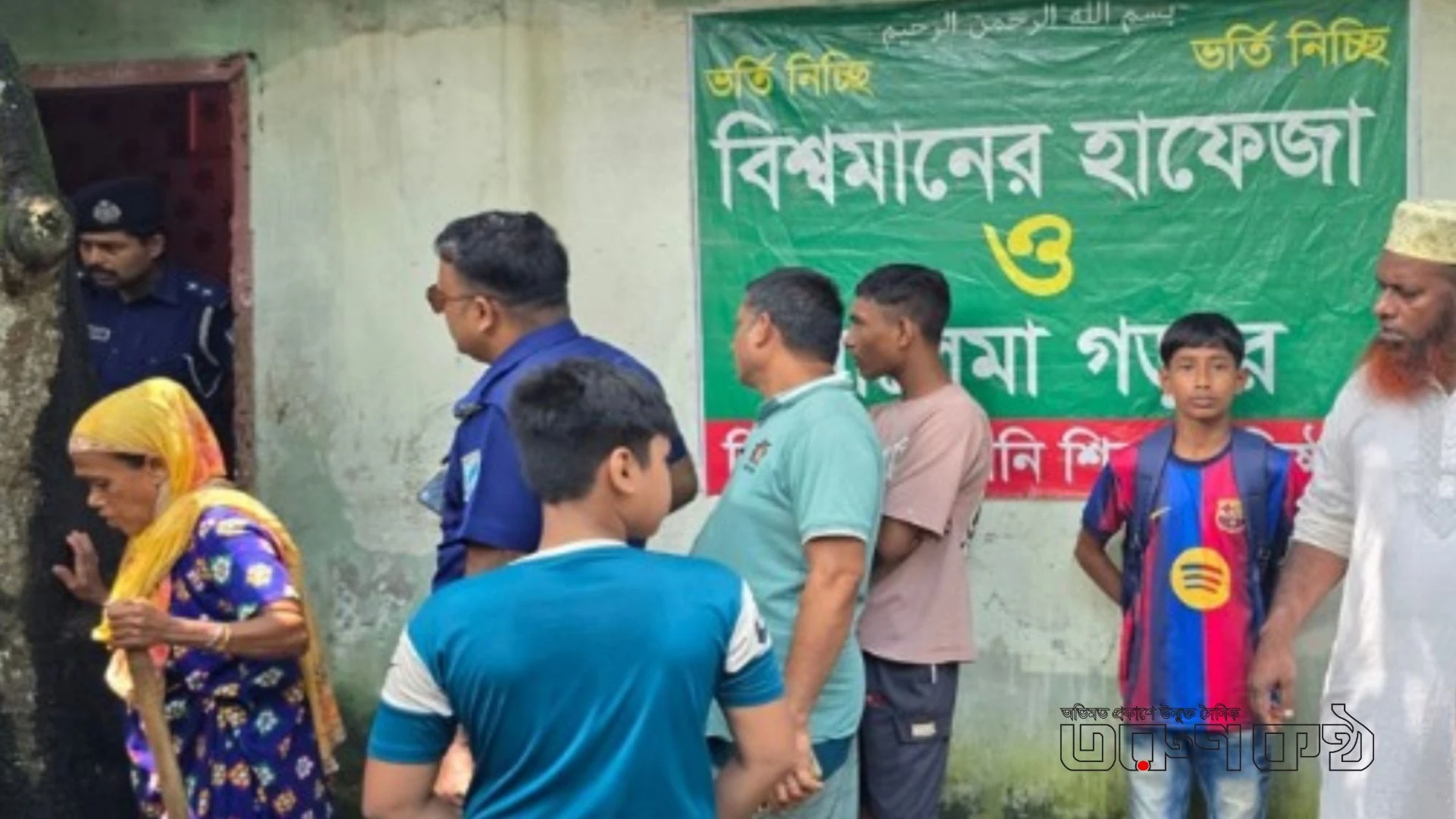 মাদারীপুরে মাদ্রাসাসংলগ্ন বাড়ির সামনে বোমা বিস্ফোরণ, আহত ৫ শিশু শিক্ষার্থী