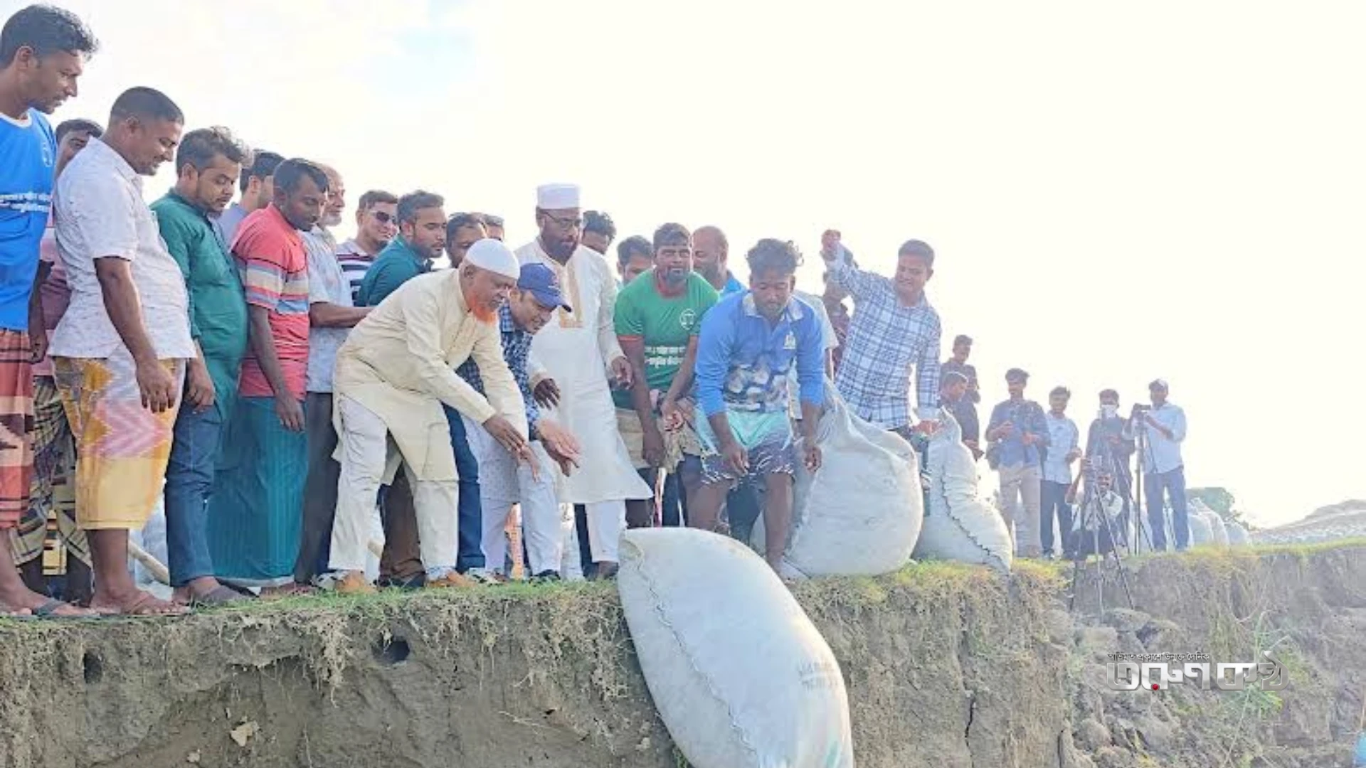 চাঁপাইনবাবগঞ্জে পদ্মা নদীর ভাঙন রোধে ৪৩ কোটি টাকার প্রকল্পের উদ্বোধন