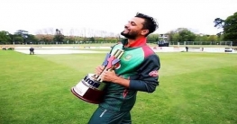 ট্রফি পেয়ে উচ্ছ্বসিত মাশরাফি