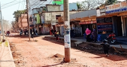 চান্দিনায় এক কিলোমিটার রাস্তায় ৭টি বিদ্যুতের খুঁটি