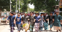 তীব্র গরমে লুঙ্গি পরে রাস্তায় শিক্ষার্থীরা