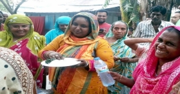 রাস্তায় দাঁড়িয়ে পাট শাক দিয়ে ভাত খেলেন মেয়র আইভী রাস্তায় দাঁড়িয়ে পাট শাক দিয়ে ভাত খেলেন মেয়র আইভী