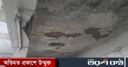 মেহেরপুরে ভাঙ্গা ছাদের নিচে  জীবনের ঝুঁকি নিয়ে দেয়া হচ্ছে ডাক সেব