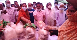 পানিবন্দি মানুষের মাঝে ত্রান বিতরন করলেন মেহের আফরোজ চুমকি