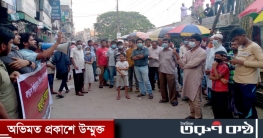 শিক্ষার্থীদের সাথে এলাকাবাসীর সংহতি প্রকাশ