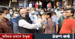 কারওয়ান বাজারে মাস্ক বিতরণ করলেন তথ্য প্রতিমন্ত্রী
