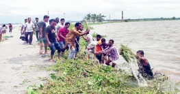 ঝুঁকিপূর্ণ নওগাঁর আস্তান মোল্লা সড়ক; চলাচল স্থগিত