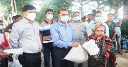 নওগাঁয় বন্যা কবলিত এলাকা পরিদর্শনে জেলা প্রশাসক: ত্রাণ বিতরণ