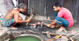 টুং টাং শব্দে মুখরিত নওগাঁয় কামার পাড়াগুলো!