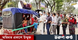 নওগাঁর সাপাহারে করোনা প্রতিরোধে মাস্ক বিতরণ