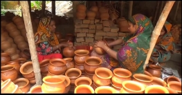পটুয়াখালীতে প্লাষ্টিকের ধাক্কায় ছিটকে পড়ছে মৃৎশিল্প