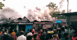 মৌলভীবাজারে অগ্নিকাণ্ডে বসতবাড়িসহ ১৬ দোকান পুড়ে ছাই