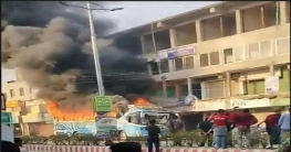 মানিকগঞ্জে পিকনিকে যাওয়ার পথে সেলফি পরিবহনের আগুন