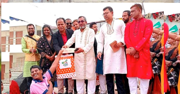 ছবি ক্যাপঃ অতিথিবৃন্দ প্রতিবন্ধী শিশুদের মাঝে উপহার ও নগদ অর্থ বিতরণ করছেন