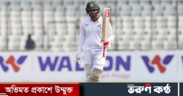 মাইলফলকের সামনে তামিম