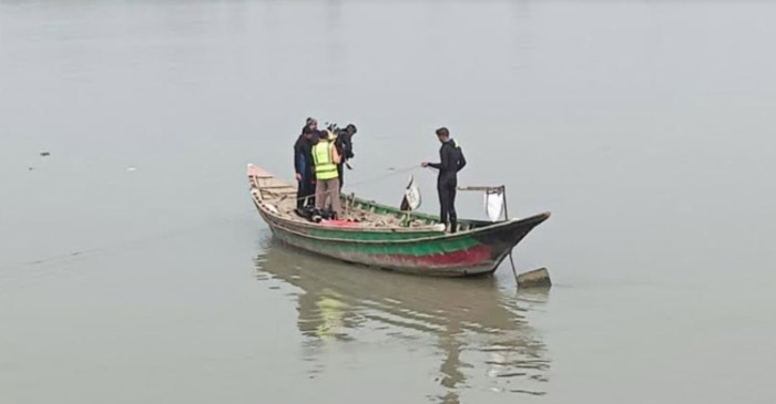 নড়াইলে বালুবোঝাই ট্রলার ডুবি, যুবকের লাশ উদ্ধার নড়াইলে বালুবোঝাই ট্রলার ডুবি, যুবকের লাশ উদ্ধার
