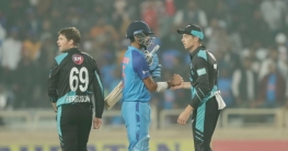 ম্যাচ শেষের আগেই খেলোয়াড়দের করমর্দন শুরু