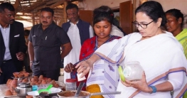 দোকানে নিজ হাতে চা বানিয়ে খাওয়ালেন মমতা, অবাক গ্রামবাসী