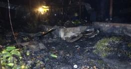 মধ্যরাতে পাহাড়তলী বাজারে পুড়লো ৫০ দোকান