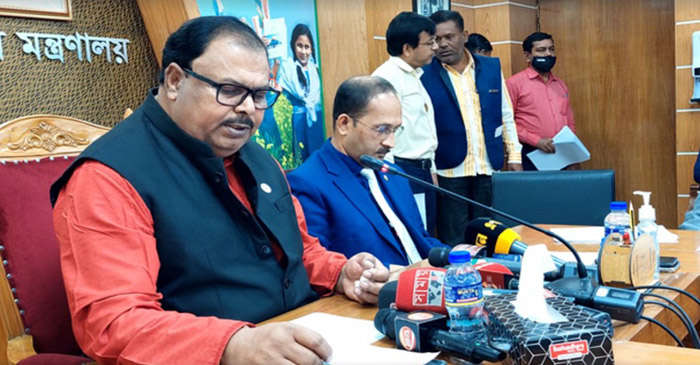 সচিবালয়ে মন্ত্রণালয় সভাকক্ষে সংবাদ সম্মেলনে বক্তব্য দেন প্রাথমিক ও গণশিক্ষা প্রতিমন্ত্রী জাকির হোসেন। ছবি: আতাউর রহমান রাইহান