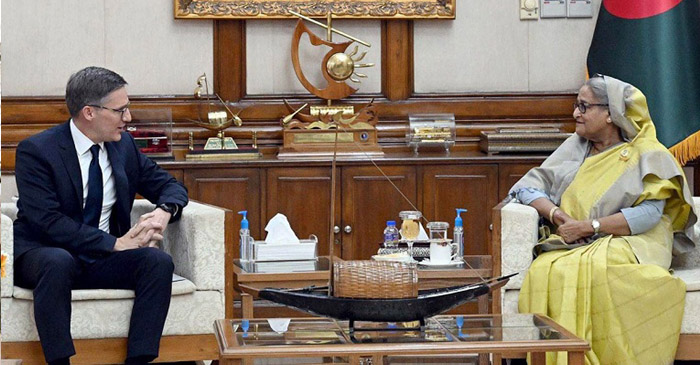 গণভবনে প্রধানমন্ত্রী শেখ হাসিনার সঙ্গে সৌজন্য সাক্ষাৎ করেন মার্কিন পররাষ্ট্রমন্ত্রীর জ্যেষ্ঠ উপদেষ্টা। ছবি: সংগৃহীত