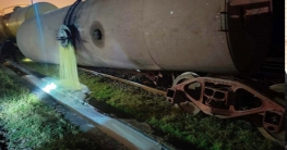 চট্টগ্রামে তেলবাহী ট্রেন লাইনচ্যুত, বিপুল পরিমাণ তেল খালে