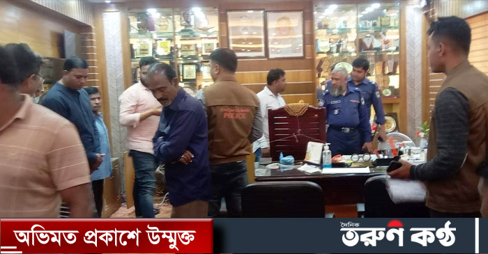 পৌর মেয়রের কার্যালয় পরিদর্শন করে পুলিশ