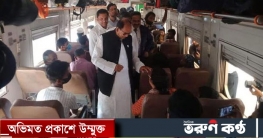 মন্ত্রীর পরিদর্শনের আগে টিকিট ছাড়া যাত্রীদের সরালেন টিটিই