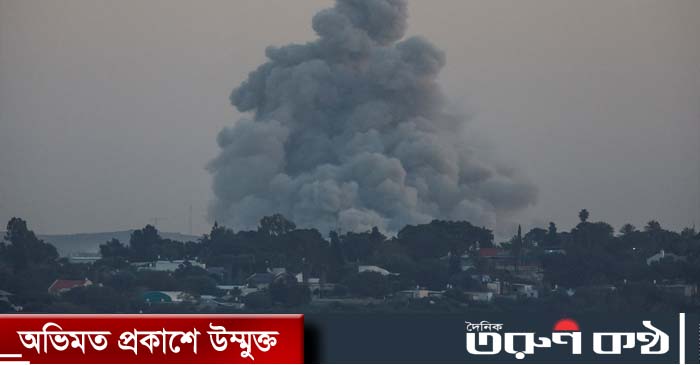 গাজার উত্তরাঞ্চলে ইসরায়েলি বোমা হামলার পর ধোঁয়ার কুণ্ডলি বের হচ্ছে। গাজার উত্তরাঞ্চলে ইসরায়েলি বোমা হামলার পর ধোঁয়ার কুণ্ডলি বের হচ্ছে।