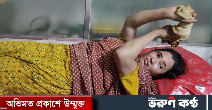 গত শুক্রবার রাত ১০টার দিকে পোশাক কারখানায় কাজ শেষে হাইওয়ে মিনিবাসে বাসায় ফিরছিলেন শামছুন্নাহার (৪৫)। পথে ভালুকা মাস্টারবাড়ি এলাকায় অন্য যাত্রীরা নেমে যান। এ সময় শামছুন্নাহারকে একা পেয়ে চলন্ত বাসেই ধর্ষণের চেষ্টা চালান ওই মিনি বাসের চালক ও দুই সহকারী। প্রত