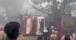 রেলক্রসিংয়ে বাস-ট্রেন সংঘর্ষে নিহত ১, আহত ২৭