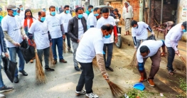 ঝাড়ু দিয়ে রাস্তা পরিস্কার করলেন ভারতীয় সহকারী হাইকমিশনার