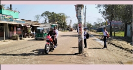 বিদ্যুতের খুঁটি রেখে চলছে সড়ক প্রশস্ত করার কাজ