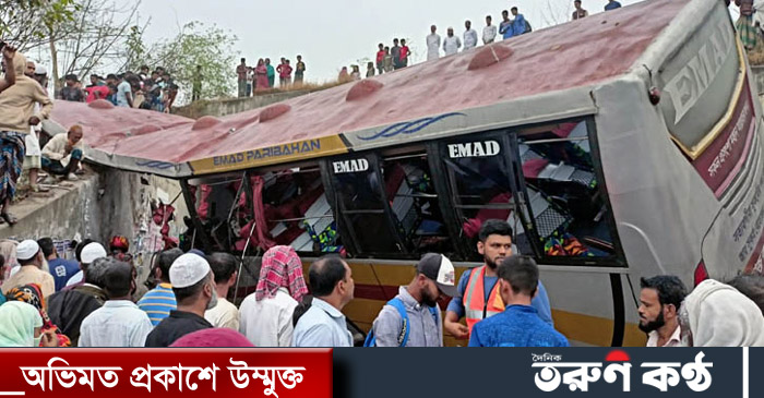 মাদারীপুর: পদ্মা সেতুর এক্সপ্রেসওয়েতে ঢাকাগামী ইমাদ পরিবহনের একটি যাত্রীবাহী বাস খাদে পড়ে ১৬ জন যাত্রীর প্রাণহানি ঘটেছে। ঘটনাস্থলেই মারা যান ১৪ জন।