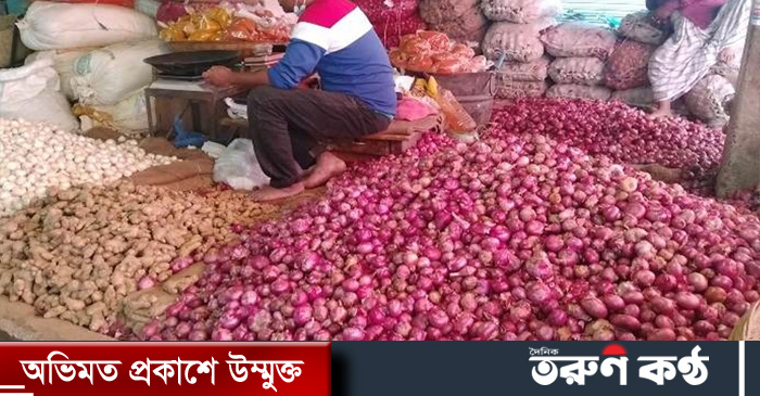 আগামীকাল সোমবার থেকে পেঁয়াজ আমদানির অনুমতি দেবে কৃষি মন্ত্রণালয়। পেঁয়াজের দাম অস্বাভাবিক বেড়ে যাওয়ায় ভোক্তা-স্বার্থ রক্ষায় এ সিদ্ধান্ত নেওয়া হয়েছে বলে জানিয়েছে মন্ত্রণালয়।