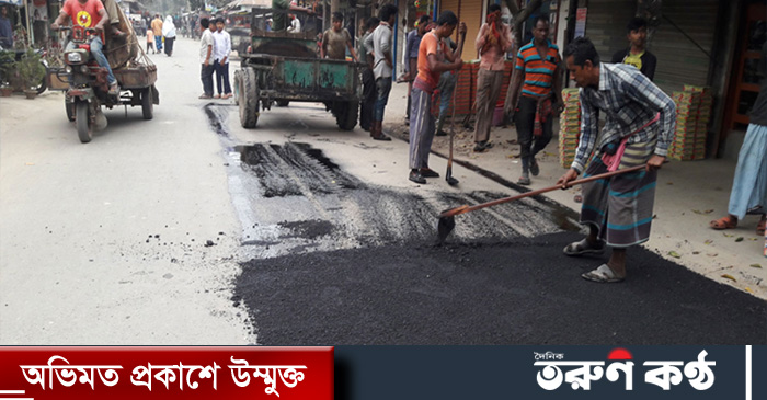 পটুয়াখালীর লোহালিয়া ইউনিয়নের এক স্কুলছাত্রীর গায়ে রাস্তা ঢালাইয়ের গরম পিচ ছুড়ে মারার অভিযোগ উঠেছে। এতে আহত ছাত্রী ইশরাত জাহান পটুয়াখালী সদর হাসপাতালে ভর্তি রয়েছেন। থানায় অভিযোগের পরে দুজন‌কে আটক করেছে পুলিশ।