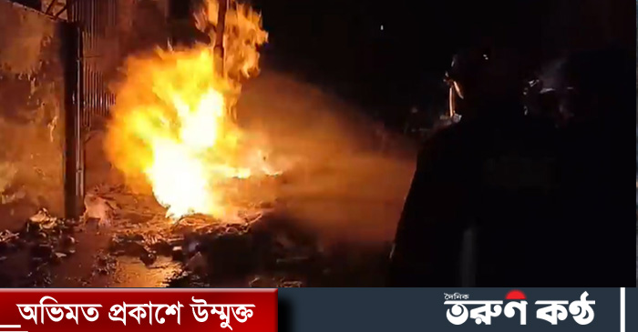 রাজধানীর ওয়ারীতে টিপু সুলতান রোডে গ্যাস লাইনে লাগা আগুন নিয়ন্ত্রণে এসেছে। ফায়ার সার্ভিসের ৬টি ইউনিটের চেষ্টায় প্রায় ৩ ঘণ্টা পর আগুন নিয়ন্ত্রণে আসে।