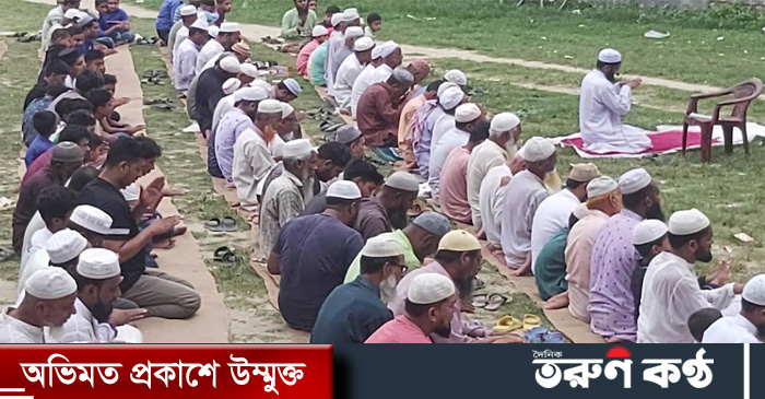 প্রচণ্ড তাপদাহে বিপর্যস্ত জনজীবন। বৃষ্টি না হওয়ায় নষ্ট হচ্ছে ফসল। নেমে গেছে পানির স্তর। রোদ আর গরমে অতিষ্ট হয়ে পড়েছে সাধারণ মানুষ।এদিকে লোডশেডিং এ জনজীবন বিপর্যস্ত। তাই বৃষ্টির আশায় ফরিদপুরের চরভদ্রাসন উপজেলার আদর্শ স্কুল মাঠে বিশেষ নামাজ (সালাতুল ইস প্রচণ্ড তাপদাহে বিপর্যস্ত জনজীবন। বৃষ্টি না হওয়ায় নষ্ট হচ্ছে ফসল। নেমে গেছে পানির স্তর। রোদ আর গরমে অতিষ্ট হয়ে পড়েছে সাধারণ মানুষ।এদিকে লোডশেডিং এ জনজীবন বিপর্যস্ত। তাই বৃষ্টির আশায় ফরিদপুরের চরভদ্রাসন উপজেলার আদর্শ স্কুল মাঠে বিশেষ নামাজ (সালাতুল ইস