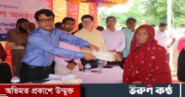 মাগুরায় অধিগ্রহণকৃত স্থানে ক্ষতিপূরণের চেক বিতরণ করলেন প্রশাসক