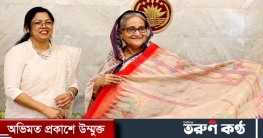 কলাগাছের তন্তুর তৈরি শাড়ি গ্রহণ করলেন প্রধানমন্ত্রী