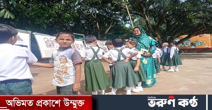 কোমলময়ী শিক্ষার্থীদের মুক্তিযুদ্ধের চেতনায় উদ্বুদ্ধ করতে চাঁপাইনবাবগঞ্জে ভ্রাম্যমাণ মুক্তিযুদ্ধ জাদুঘর। কোমলময়ী শিক্ষার্থীদের মুক্তিযুদ্ধের চেতনায় উদ্বুদ্ধ করতে চাঁপাইনবাবগঞ্জে ভ্রাম্যমাণ মুক্তিযুদ্ধ জাদুঘর।