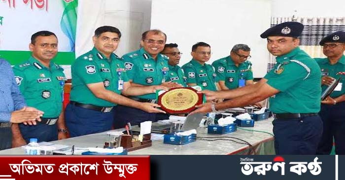 আরএমপি`র মাসিক অপরাধ পর্যালোচনা সভায় শ্রেষ্ঠ ওসির পুরুষ্কার পেলেন রুহুল আমিন। 