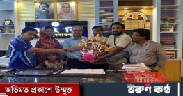 নির্বাহী প্রকৌশলী জিল্লুর রহমান কে ফুল দিয়ে সংবর্ধনা