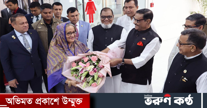 জাপান, যুক্তরাষ্ট্র ও যুক্তরাজ্যে ১৫ দিনের সফর শেষে ঢাকার পৌঁছেছেন প্রধানমন্ত্রী শেখ হাসিনা। মঙ্গলবার সকাল ১০টা ৬ মিনিটে হযরত শাহজালাল আন্তর্জাতিক বিমানবন্দরে প্রধানমন্ত্রীকে বহনকারী বিমানের ফ্লাইটটি অবতরণ করেন।