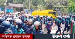 `সংঘাত নিয়ন্ত্রণে নিউ মার্কেটে বিপুল সংখ্যক পুলিশ `সংঘাত নিয়ন্ত্রণে নিউ মার্কেটে বিপুল সংখ্যক পুলিশ