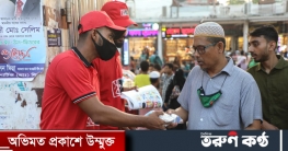 রাস্তায় আটকে পড়া মানুষদের জন্য স্বপ্ন’র ইফতার