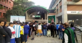 ছুটির দিনে মেট্রোরেলে যাত্রীদের উচ্ছ্বাস