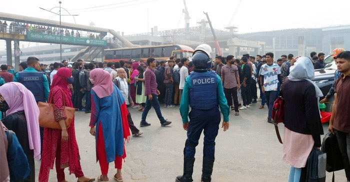 কাওলা ফুটওভার ব্রিজের নিচে অবস্থান নিয়েছেন শিক্ষার্থীরা