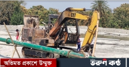 চাঁপাইনবাবগঞ্জে দুর্বৃত্তদের দেয়া আগুনে পুড়ে নষ্ট এক্সেভেটর
